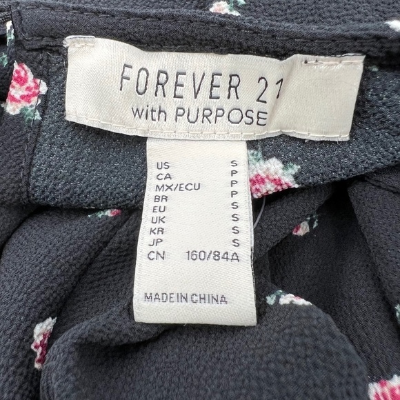 NWT Forever 21 Black Red Lined Pleated Flower Mini Dress Size Small Women’s - Picture 2 of 8